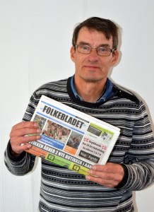 Claus Jacobsen med et eksemplar af Folkebladet