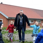 Borgmester Søren Steen Andersen blev vist over til bålhytten af børnene