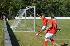 Anders Madsen har lige scoret sit andet mål efter flot forarbejde fra Simon West. Foto:MJ