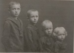 Dette billede af børnene, hvor de er fotograferet i marts 1916, fik Christian med til fronter. Billede fra bogen 