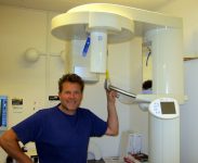 Tandlæge Niels ved røntgenapparatet. Foto:HW