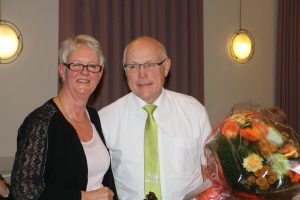 Elisabeth Spangsbøg overrækker Carl Pedersen årets Willemoespris 2017 (1)