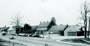 Hovedvej A1 med Gribsvad Kro og Korsgården (1954)